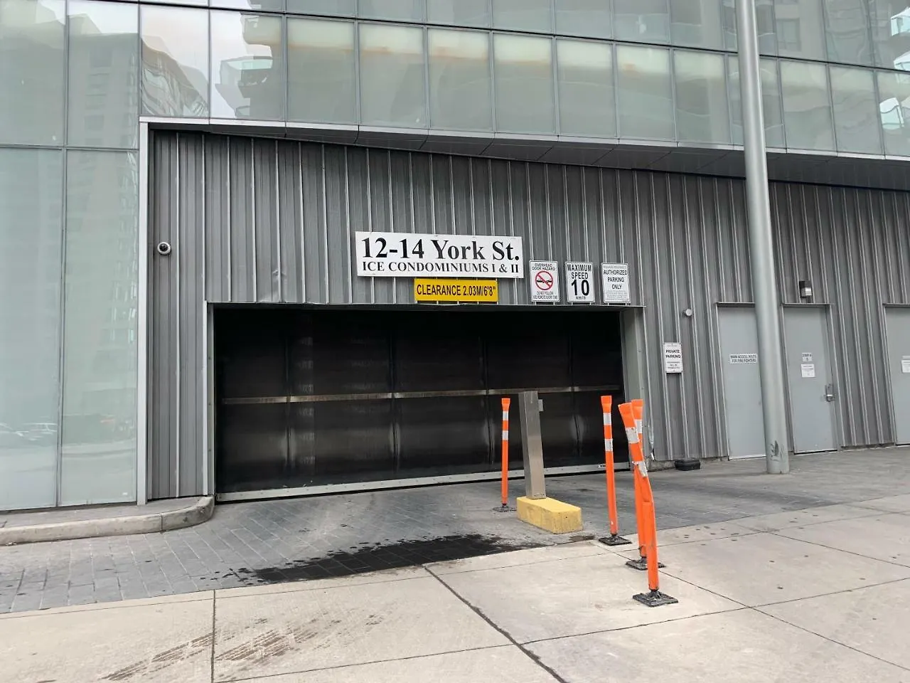Aaira Suites Toronto 0*,